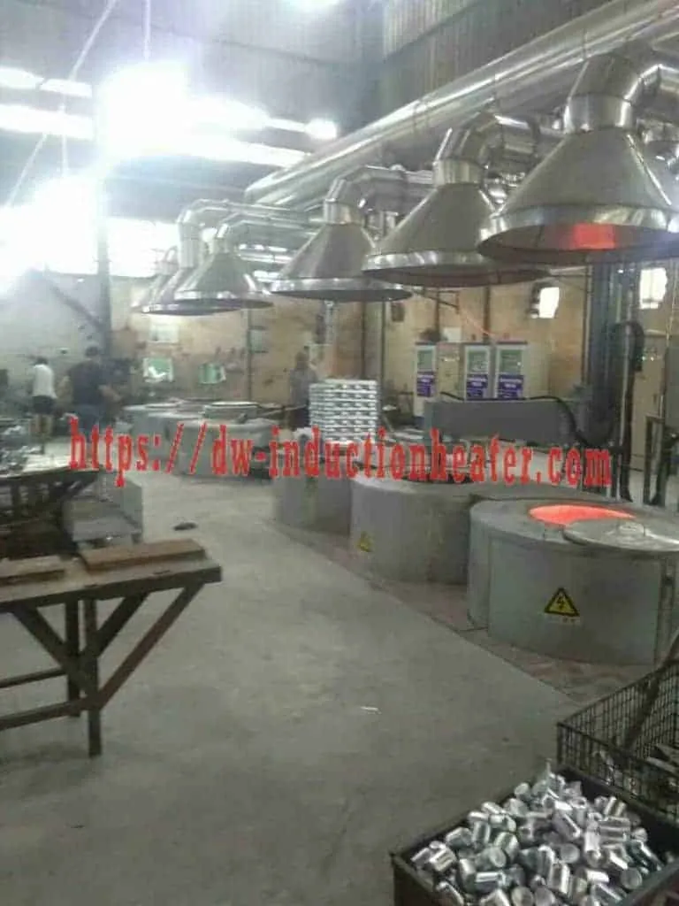Aluminum melting furnace